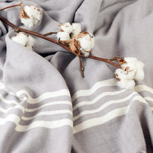 Laden Sie das Bild in den Galerie-Viewer, Hamamtuch ohne Fransen - Leyla handgewebt und vorgewaschen - grau mit weißen Streifen