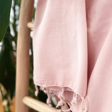 Laden Sie das Bild in den Galerie-Viewer, Hamamtuch Lale rosé - handgewebt und stonewashed