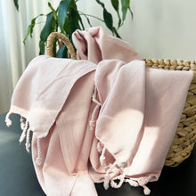 Laden Sie das Bild in den Galerie-Viewer, Hamamtuch Lale rosé - handgewebt und stonewashed