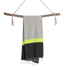 Laden Sie das Bild in den Galerie-Viewer, Hamamtuch Neon schwarz aus recycelter Baumwolle