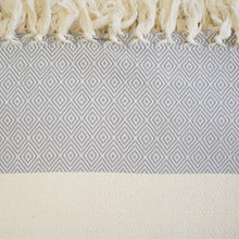 Laden Sie das Bild in den Galerie-Viewer, Hamamdecke / Plaid Charlotte hellgrau - handgewebt