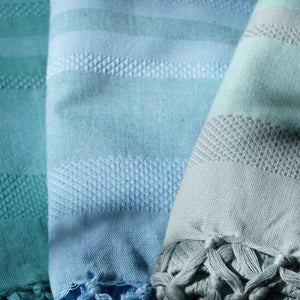 Hamamtuch Bio-Baumwolle Karawan GOTS-zertifiziert, Fairtrade Hamamtuch/Fouta Bio-Baumwolle Garden Hellblau von Der kleine Bazar